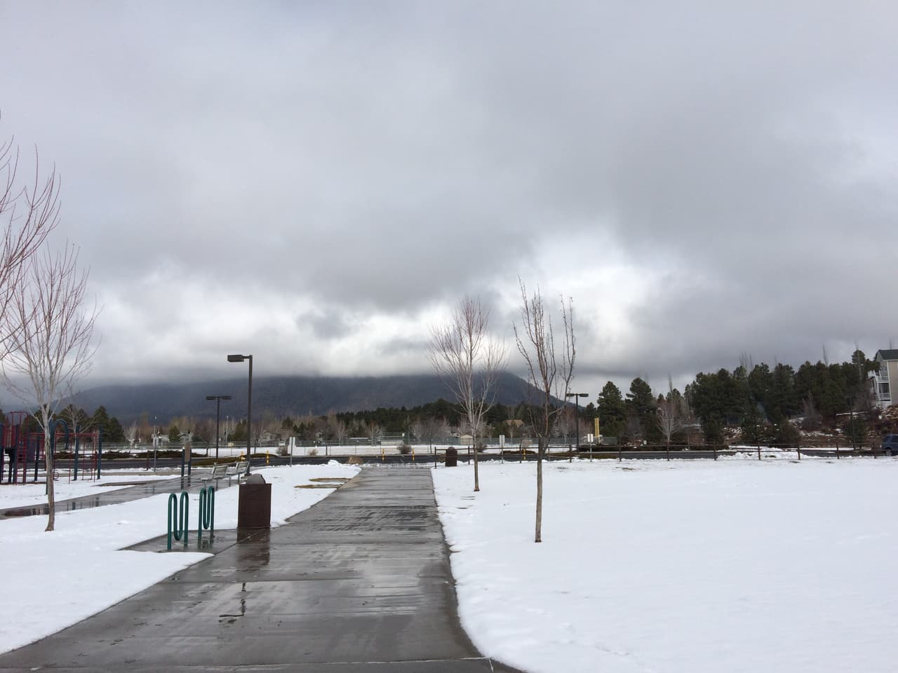 Las tormentas han dejado cubierto de nieve el norte de Arizona, desde Flagstaff hasta la zona de Monument Valley.