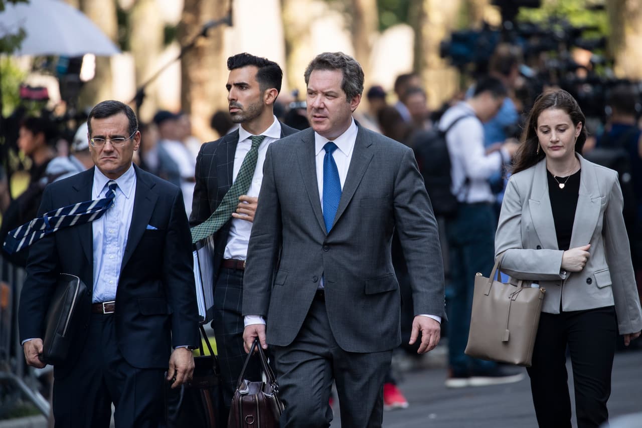 Jeffrey Lichtman, abogado de Joaquín "El Chapo" Guzmán, sale del tribunal federal en Brooklyn.