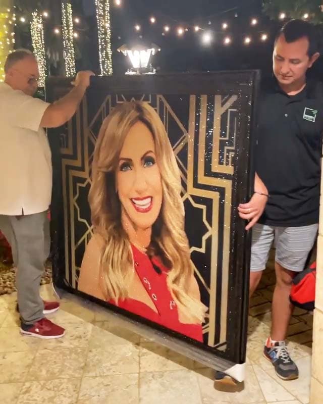 La presentadora le abrió las puertas de su casa al grupo de personas que le llevaron su retrato, sin embargo, se cuestionó sobre si "hay pared para ese cuadro" debido a su tamaño.