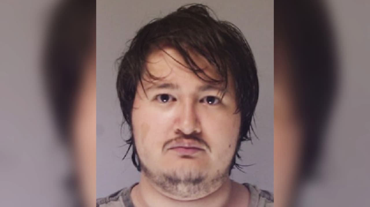 Hombre es arrestado por grabar debajo de la falda de dos mujeres en un restaurante en Buford