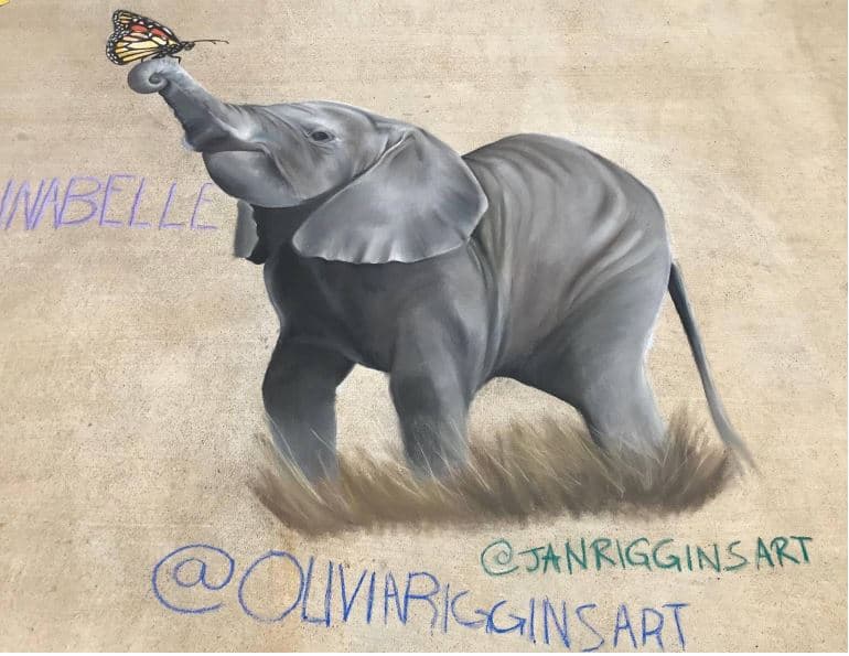 A diario realizan dibujos de arte que atraen a todos los vecinos del área.
<br>