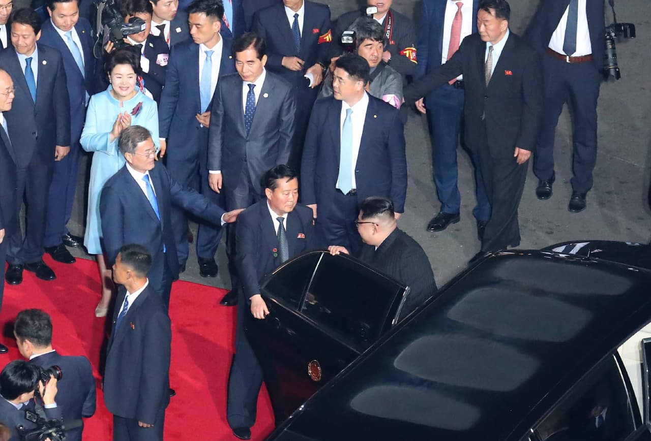 La limusina de Kim Jong Un cuenta con espacio para 
<b>6 pasajeros</b>. Dos en la primera fila de asientos y 4 detrás de la partición que separa el compartimiento trasero de la cabina. La manera segmentada como se acumula la condensación en el techo del vehículo, delata la existencia de equipos electrónicos que causan un distribución desigual del calor.
<br>
<br>El Mercedes-Benz 600 Guard Pullman está equipado con un motor 
<b>V12 Biturbo</b> que genera 510 caballos de fuerza y 612 lb⋅pie de torque y una transmisión automática de 5 velocidades, que es la única en el catálogo de partes de Mercedes-Benz que hace cinco años cuando este modelo aún se fabricaba, podía aguantar la prodigiosa cantidad de torque que el motor produce. Motores capaces de generar cantidades masivas de torque a bajas revoluciones son muy importantes para este tipo de vehículo, en caso de que deban tener que hacer maniobras evasivas.