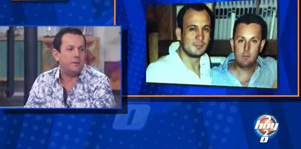 "Ella no se mete para nada, al contrario,
<b><a href="https://www.univision.com/famosos/familia-de-valentin-elizalde-prepara-serie-biografica-del-fallecido-cantante-fotos" target="_blank">apoya a su mami</a></b>, que es su adoración y apoya también a su tío 'Tano'".
<br>