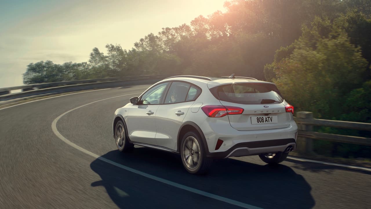 El Ford Focus Active, en la imagen, y el veterano Mustang serán los dos únicos vehículos que sobrevivirán la purga de autos convencionales de la línea norteamericana de Ford.
