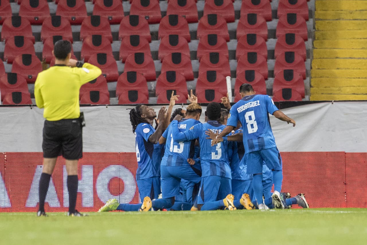 Denil Mladonado y Derek Cornelius fueron los encragados de anotar en el empate 1-1 que le dio el pase a semifinales a Honduras y Canadá.