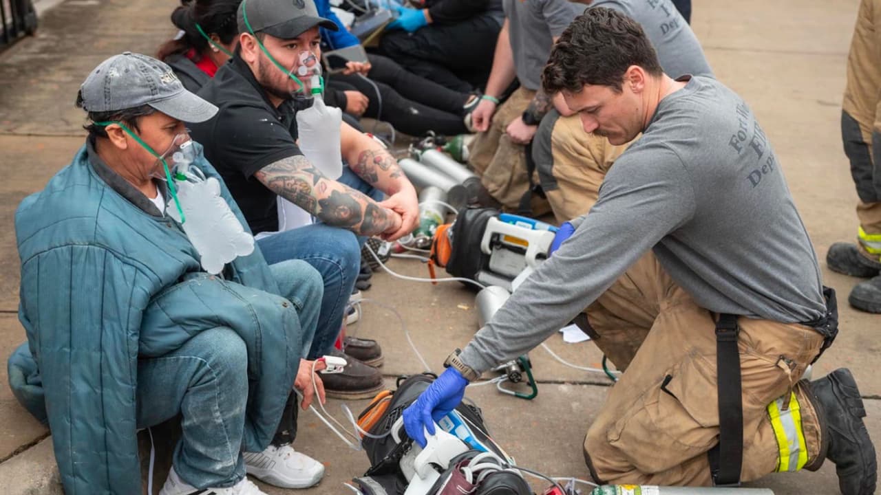 La presencia del Departamento de Sanidad local en el sitio subraya
<b>la urgencia de determinar la causa detrás de este incidente</b>. Las autoridades están llevando a cabo una investigación exhaustiva para
<b>identificar el origen del monóxido de carbono y prevenir futuros episodios</b>.