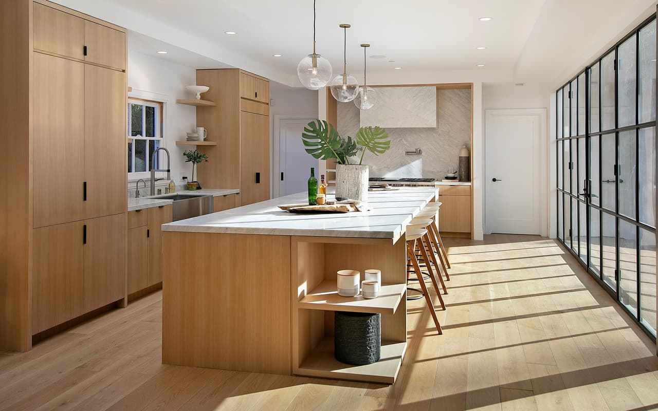 Además, tiene una biblioteca con paneles originales y una moderna cocina con una isla al centro.