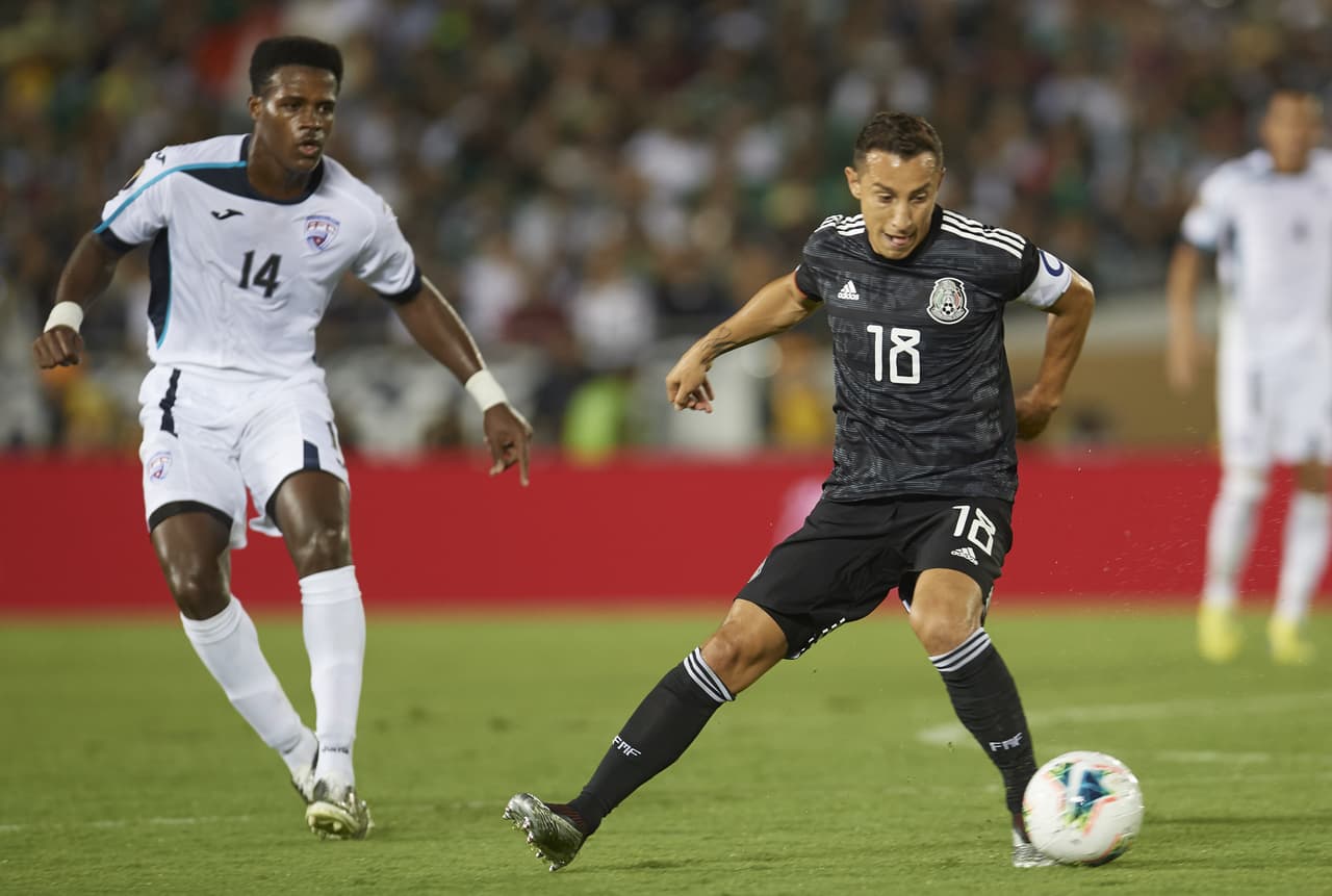 Con el balón el capitán de México en el juego contra Cuba, Andrés Guardado.