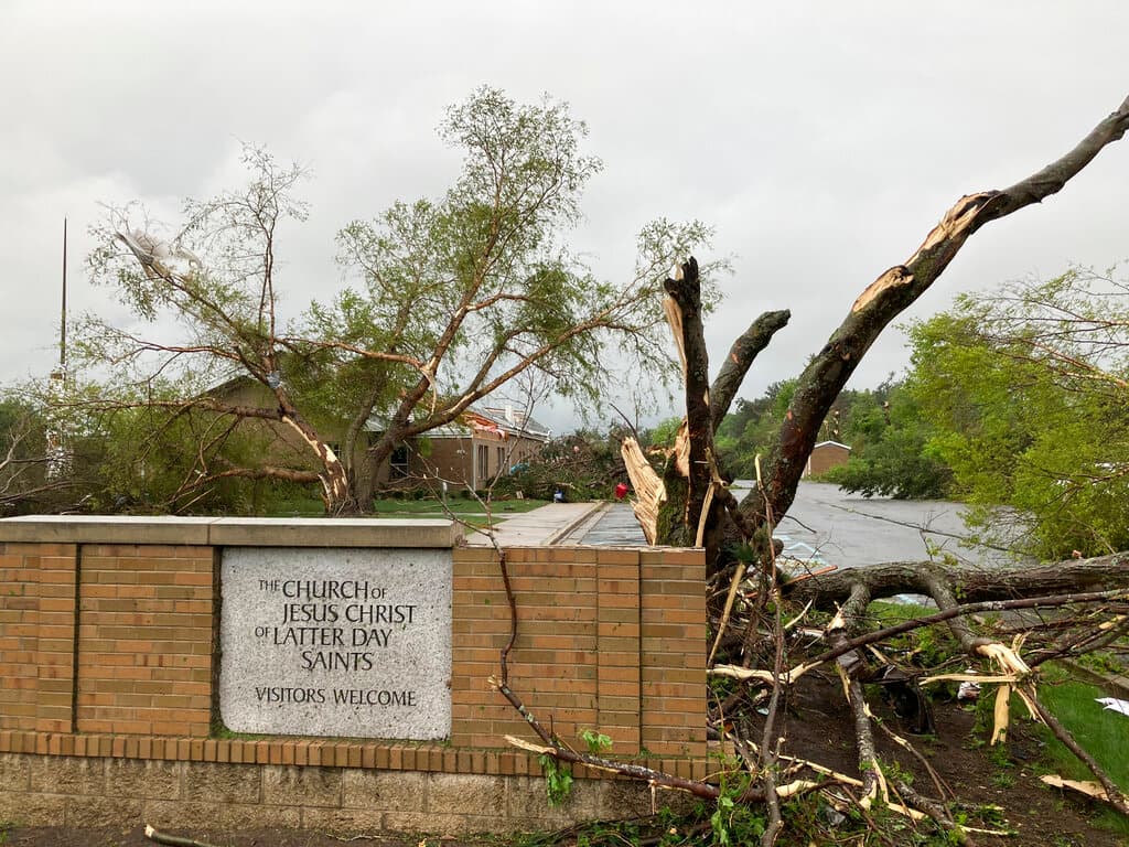 El daño del paso de un tornado se ve en una iglesia en Gaylord, Michigan, el viernes 20 de mayo de 2022.