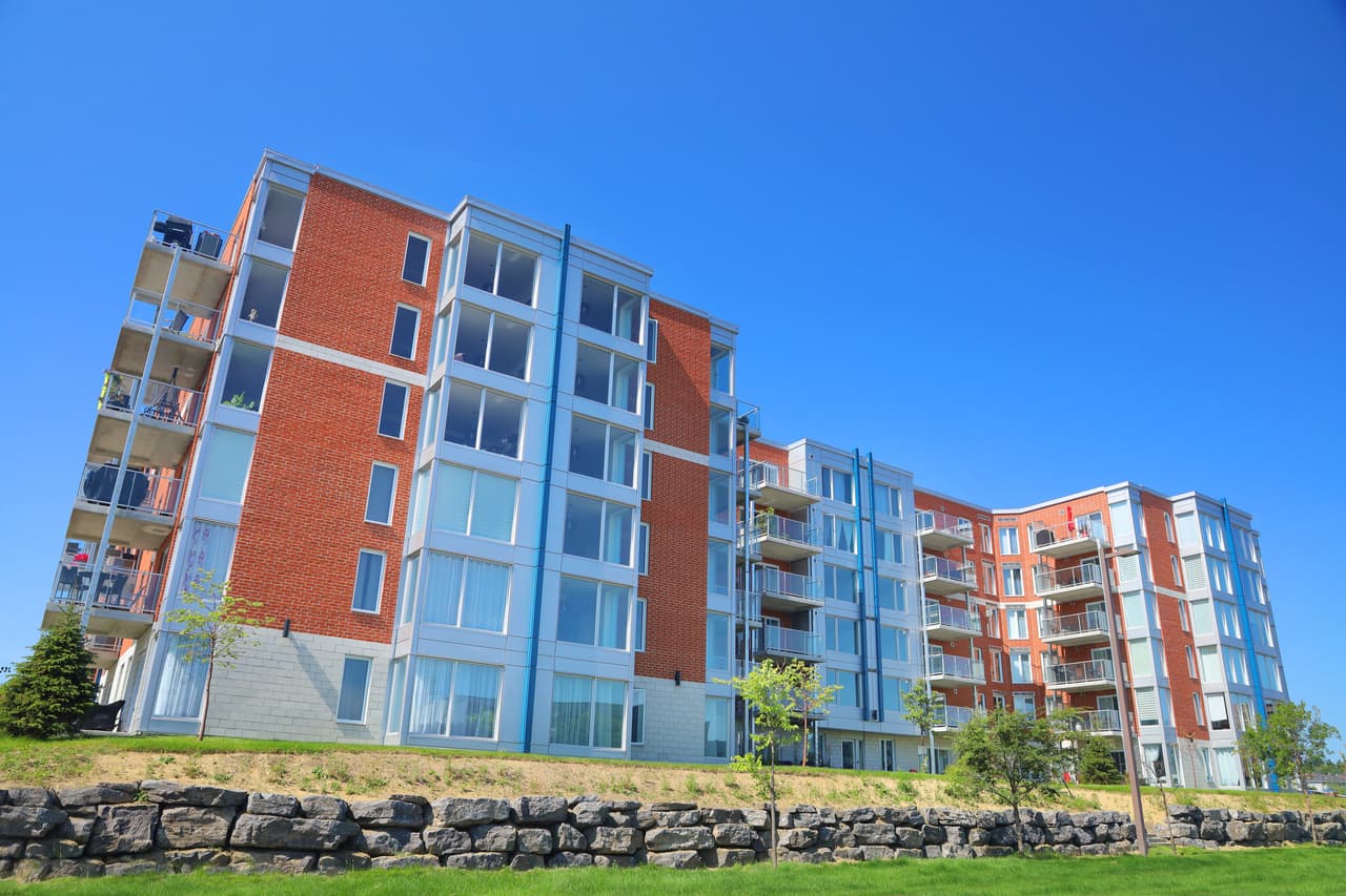 <h3 class="cms-H3-H3">16. Actividades financieras relacionadas con negocios inmobiliarios</h3>
<br>
<br>⚒️ Incremento en el salario por hora en el último año: +14.6%
<br>
<br>⚒️ Salario por hora promedio, agosto de 2022: $46.45
<br>
<br>⚒️ Salario por hora promedio, agosto de 2021: $40.52
<br>