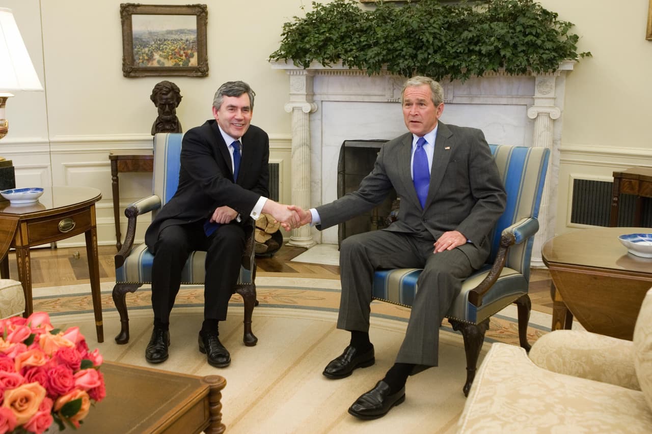 Brown también visitó la Casa Blanca en la era George W. Bush, en abril de 2008. Reino Unido y EEUU reforzaron su alianza despúes de los atentados del 2001, que los llevó a emprender aciones miloitares en Irak y Afganistán.