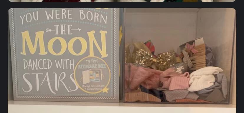 Los detalles de bienvenida están por todas partes en la habitación. Este espacio que no solo sirve para almacenar de mejor manera alguna ropa de la pequeña,
<b> sino que refleja un mensaje cálido de recibimiento para la bebé. </b>