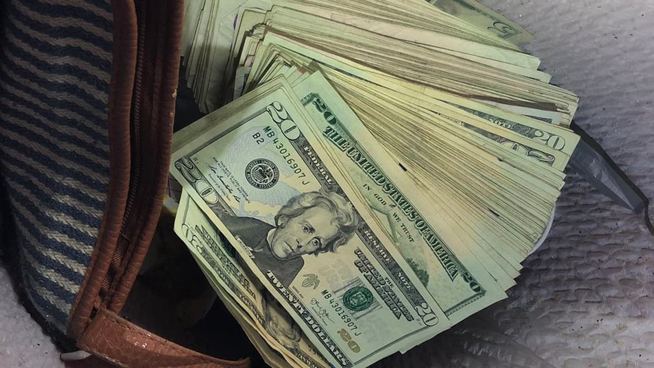 Este fajo de 
<a href="https://twitter.com/Pct1Constable/status/1093714332830044161">billetes</a> fue encontrado en una caneca de basura.