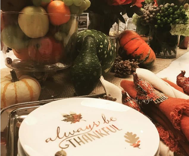 Durante estos días se celebra en Estados Unidos una reunión familiar conocida como “Día de Acción de Gracias” o Thanksgiving Day en inglés, y como es un día fijo –el cuarto jueves de noviembre- permite a los norteamericanos programar un fin de semana largo y se convierte en el más movido del año en las autopistas, aeropuertos, terminales de autobuses y trenes.