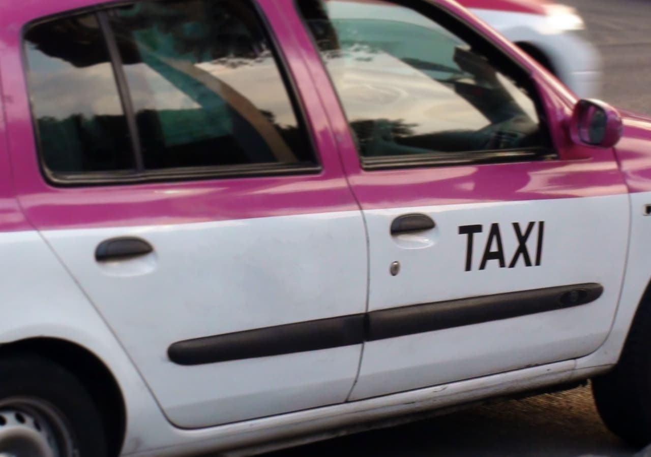 Un cadáver en estado de descomposición es hallado envuelto en una bolsa sobre el asiento trasero de un taxi 