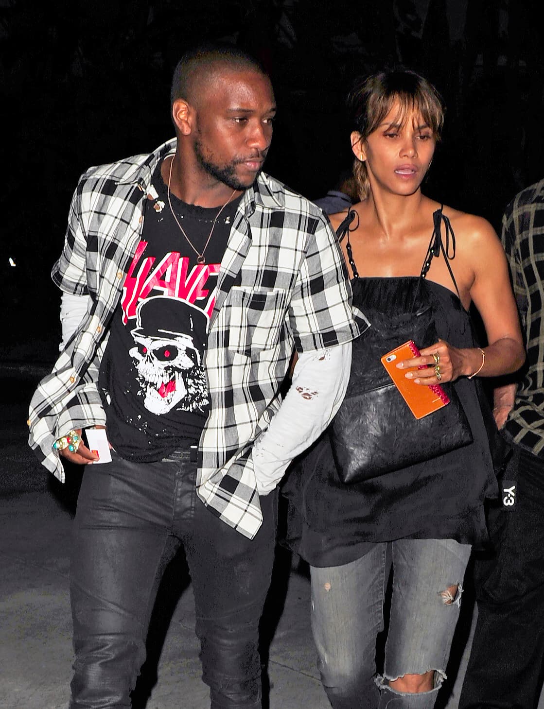 Halle Berry fue captada por los paparazzi mientras llegaba al concierto de Adele en el Staples Center de Los Ángeles en compañía de un misterioso galán.