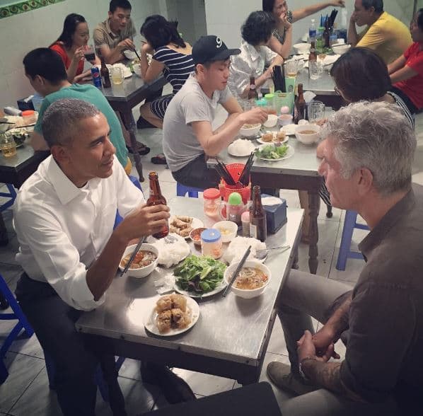 “Sillas de plástico, fideos baratos pero deliciosos, cerveza Hanoi. Costo total de la cena con el presidente seis dólares, yo pagué la cuenta”, escribió el chef y crítico de cocina estadounidense Anthony Bourdain en su Twitter. Bourdain y Obama cenaron en un pequeño restaurante de Hanói.
