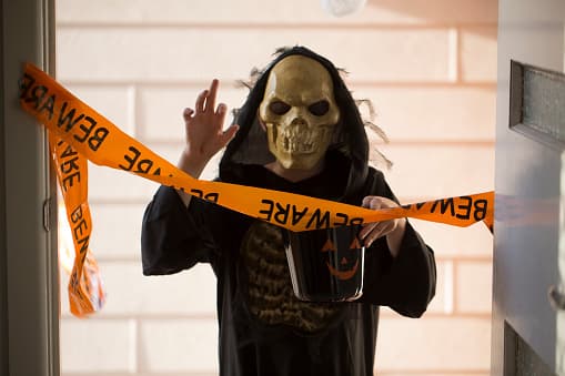 Ten cuidado con los autos que giran o retroceden. Sigue las señales de tráfico.