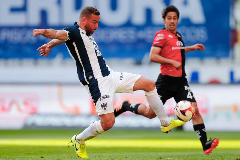 Javier Aguirre regresó al futbol mexicano ‘con el pie derecho’ venciendo a los rojinegros en el Jalisco. | Rogelio Funes Mori (1’, 45+2’) marcó doblete para la victoria de Rayados que se mostraron en buena forma al arranque del torneo del futbol mexicano.