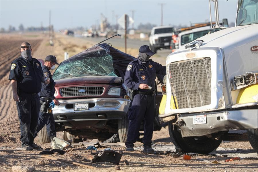 Iban hacinados a Los Ángeles: familiares narran cómo viajaban víctimas de choque en California