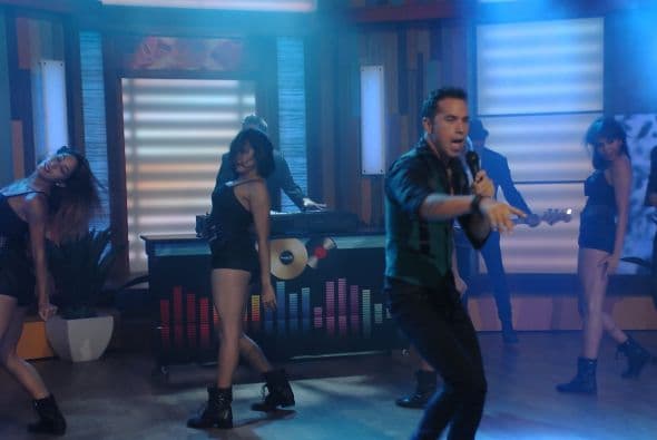 El cantante y compositor puso a todos a bailar ¡Olé!