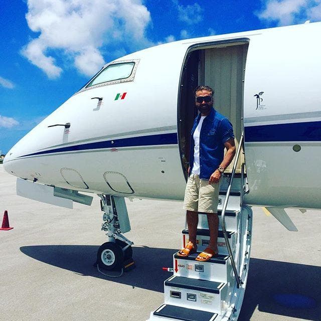 Un vestuario fresco y relajado para abordar el avión.