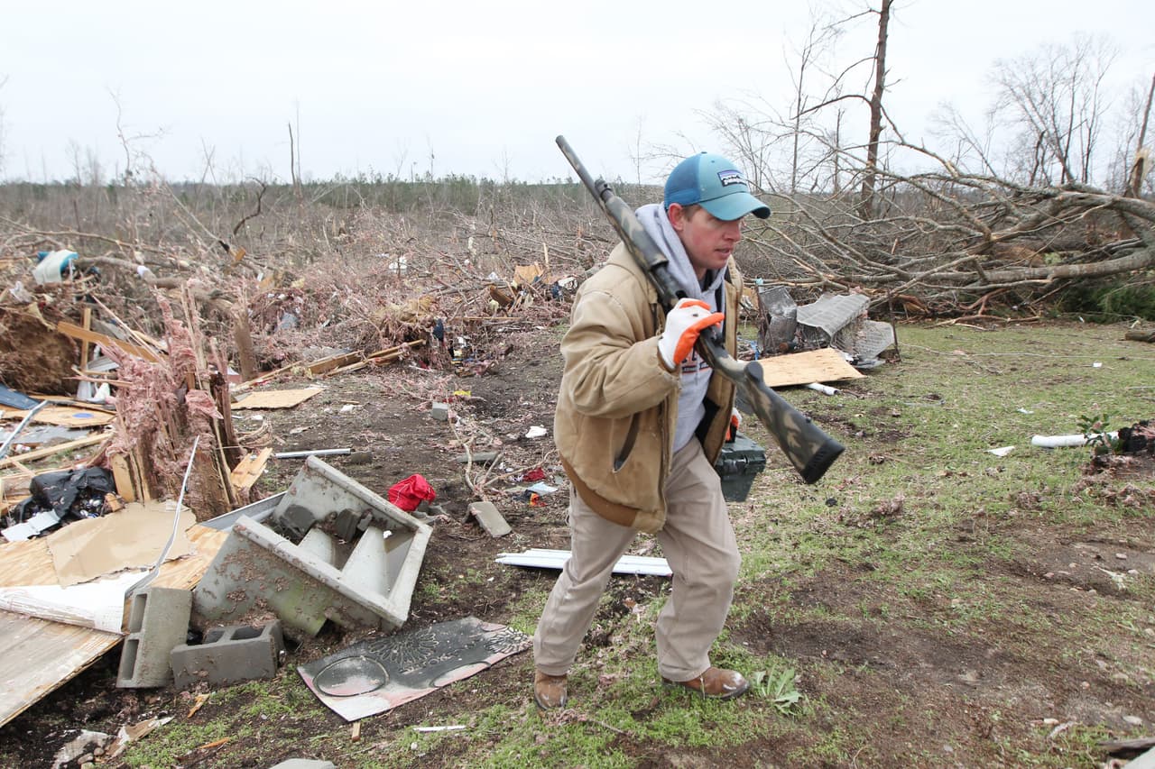 <b>Puesto 5. Alabama</b>
<br>
<ul>
 <li>Tasa de verificación de antecedentes de armas de fuego de enero a junio de 2021: 135 por cada 1,000 personas</li>
 <li>Verificaciones de antecedentes de armas de fuego hasta junio de 2021: 515,200. </li>
 <li>Total de verificaciones de antecedentes de armas de fuego en 2020: 1.1 millones.</li>
 <li>Total de verificaciones de antecedentes de armas de fuego en 2019: 690,100.</li>
 <li>Cambio de 2019 a 2020: +57.3%. </li>
 <li>Muertes por arma de fuego en 2019: 21.8 por cada 100.000 habitantes.</li>
</ul> 
<br>La tasa de homicidios por arma de fuego en Estados Unidos es de 4.12 por cada 100,000 habitantes. Solo 17 países del mundo tienen una tasa superior a esta. 
<br>