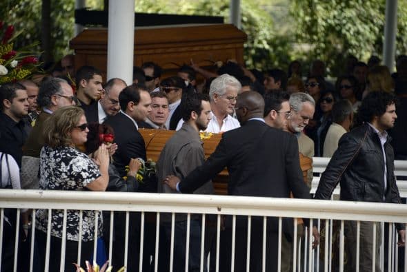 "Mi hija está llegando al cielo" se escuchó el grito de Rafael Spear, padre de Mónica, cuando sepultaban a la actriz.