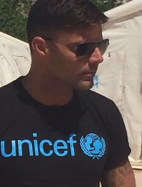 A Ricky nada lo detiene, y demuestra que no basta con ser una gran estrella, también es importante poner un granito de arena.