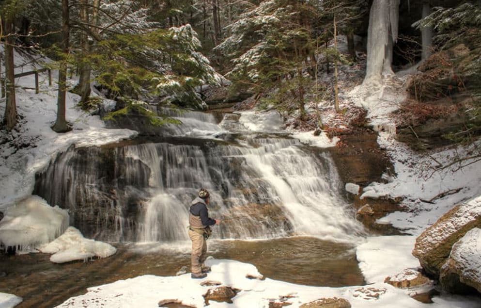 <b><a href="https://www.dcnr.pa.gov/StateParks/FindAPark/McConnellsMillStatePark/Pages/default.aspx" target="_blank">Hell’s Hollow Falls</a></b>. Hell's Hollow Falls es la cascada más grande en McConnell's Mill State Park en términos de volumen de agua. Ofrece una experiencia serena y aislada con solo una caminata de 1.2 millas a lo largo de Hell's Run a través del área natural Slippery Rock Gorge del parque. Una vez que llegues al destino, disfrutará del esplendor invernal de las cataratas y un horno de cal del siglo XIX para explorar.