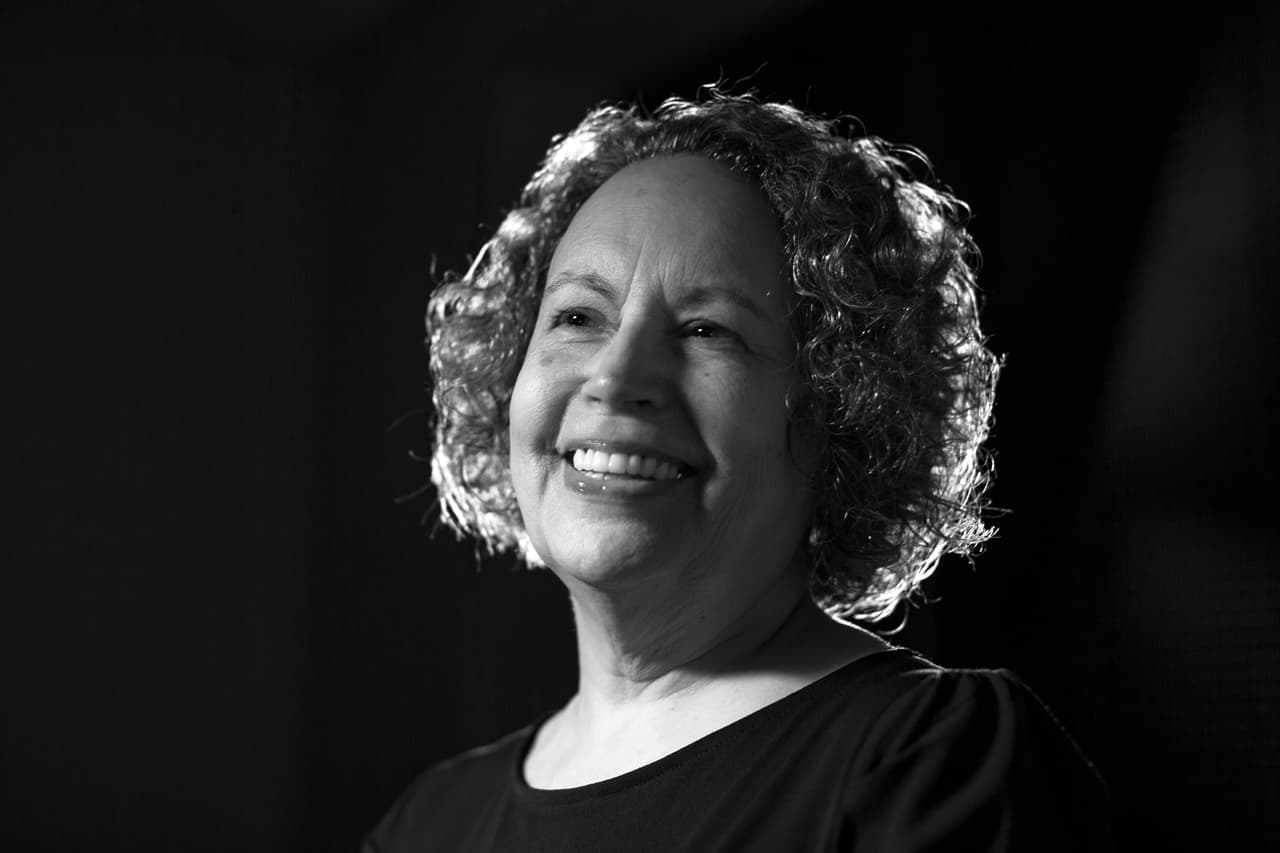 <b>“Las decisiones políticas afectan directamente a mi familia”</b>. Lydia Ozuna nació en Del Río, del lado norte de la la frontera entre Coahuila, México, y Texas, una comunidad hispana donde vive su familia desde 1600 y que estuvo gobernada solo por personas de habla inglesa hasta hace 20 años. Para ella es importante que la voz latina llegue a los cargos de poder “pero también todas las voces razonables del pueblo”. Para Ozuna la manera como están dibujados los distritos en Texas hace que los votos de mucha gente no cuenten y eso ha desmotivado a los votantes. “Algunos candidatos no se han tomado el tiempo de conocer a la gente, hablar de los temas importantes y descubrir las razones por las que algunos deciden no ir a votar”.