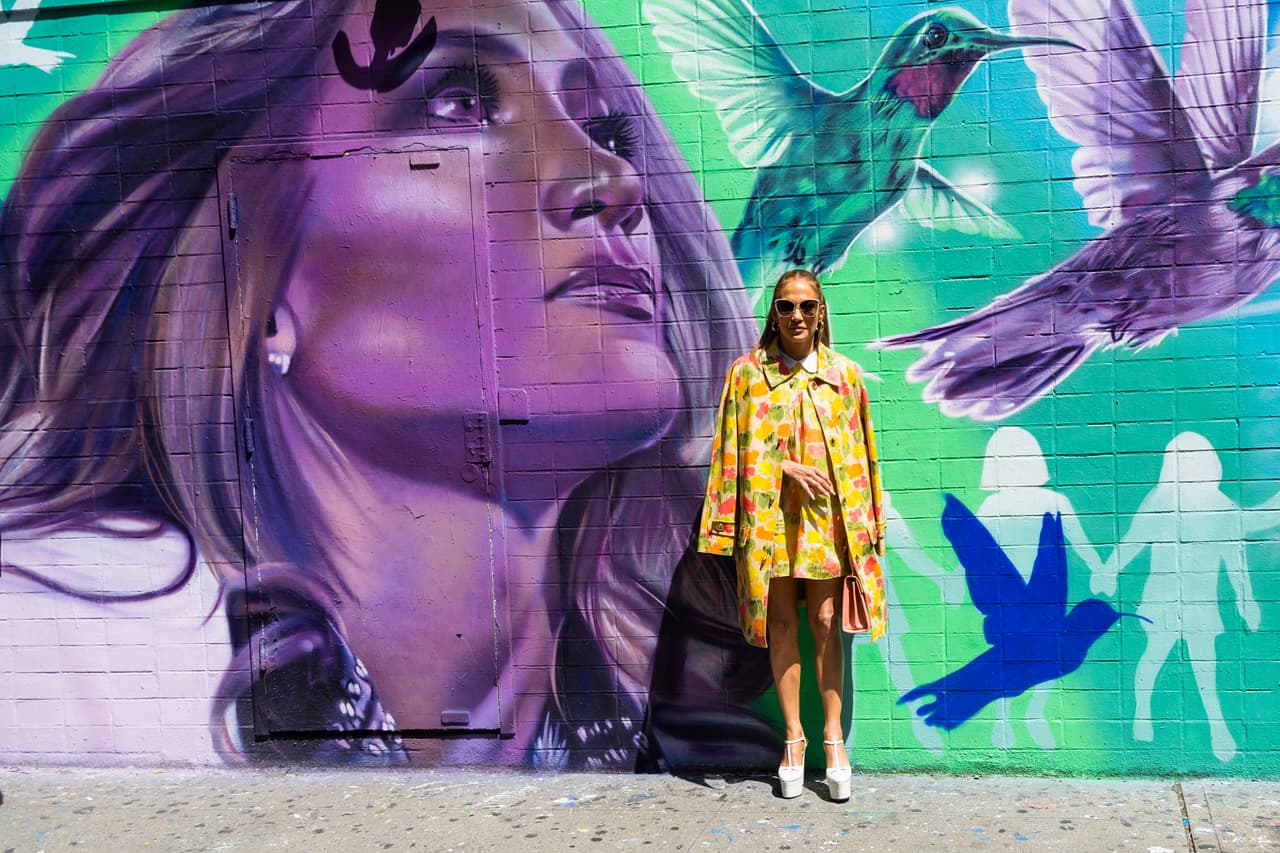 Un día antes, JLo se dejó ver con este modelo mientras recorrió el Lower East Side de Manhattan. 
<br>