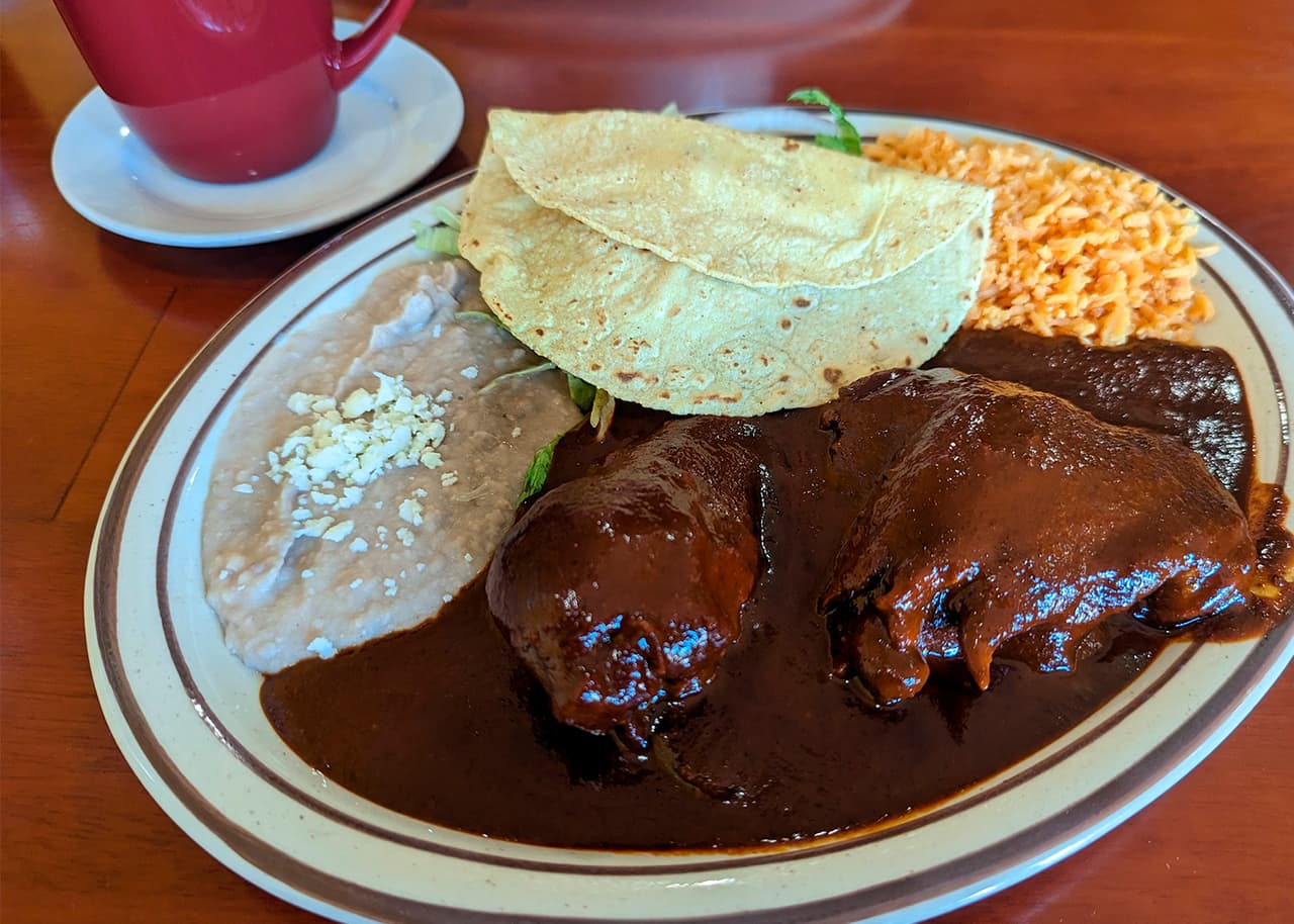 <b>El mole de todos los moles</b>
<br>Restaurante La Esperanza 
<br>1864 S. Blue Island Ave. Chicago, IL 60608
<br>(312) 226-9640 
<br>Dom.-Jue. 9 am-3 pm 
<br>Vie.-Sáb. 9 am-10 pm 
<br>Mar. Cerrado 
<br>Tipo de pago: Efectivo y tarjeta 
<br>Precio del pollo con mole: $18 
<br>
<br>En un ambiente sobrio e impecable, La Esperanza ofrece auténtica comida mexicana, incluyendo su galardonado mole, ganador del 
<a href="https://familiakitchen.com/meet-the-mole-makers-of-mayo-de-mole-2021/" target="_blank">People’s Choice Award</a> del “Mole de Mayo” del 2021. Sobre sus paredes de ladrillo destacan cuadros que resaltan el espíritu del barrio y un popurrí de variada música en español complementa la experiencia.
<br>
<br>El servicio es amable y rápido. Totopos con salsas entretienen el paladar mientras exploramos el menú. El cabrito al horno y la cecina Esperanza son las especialidades y llegan acompañados con tortillas hechas a mano. Los fines de semana sirven menudo y pozole, rojo y verde. Pida el menú vegano que incluye más de 10 opciones. 
<br>
<br>En cuanto al mole, es de sabor dulce cuyo picante no opaca los tonos ahumados. “Es el mole de todos los moles”, así lo describe la señora Rosa Camarena, propietaria del establecimiento, quien lo prepara totalmente en casa. Puede pedirse con pollo, en chilaquiles, enchiladas, o en versión vegana. La orden incluye ensalada, frijoles y arroz, a un precio de $18. Para acompañarlo, prueben el café de olla a $2.75. 
<br>-Roger Vásquez 
<br>