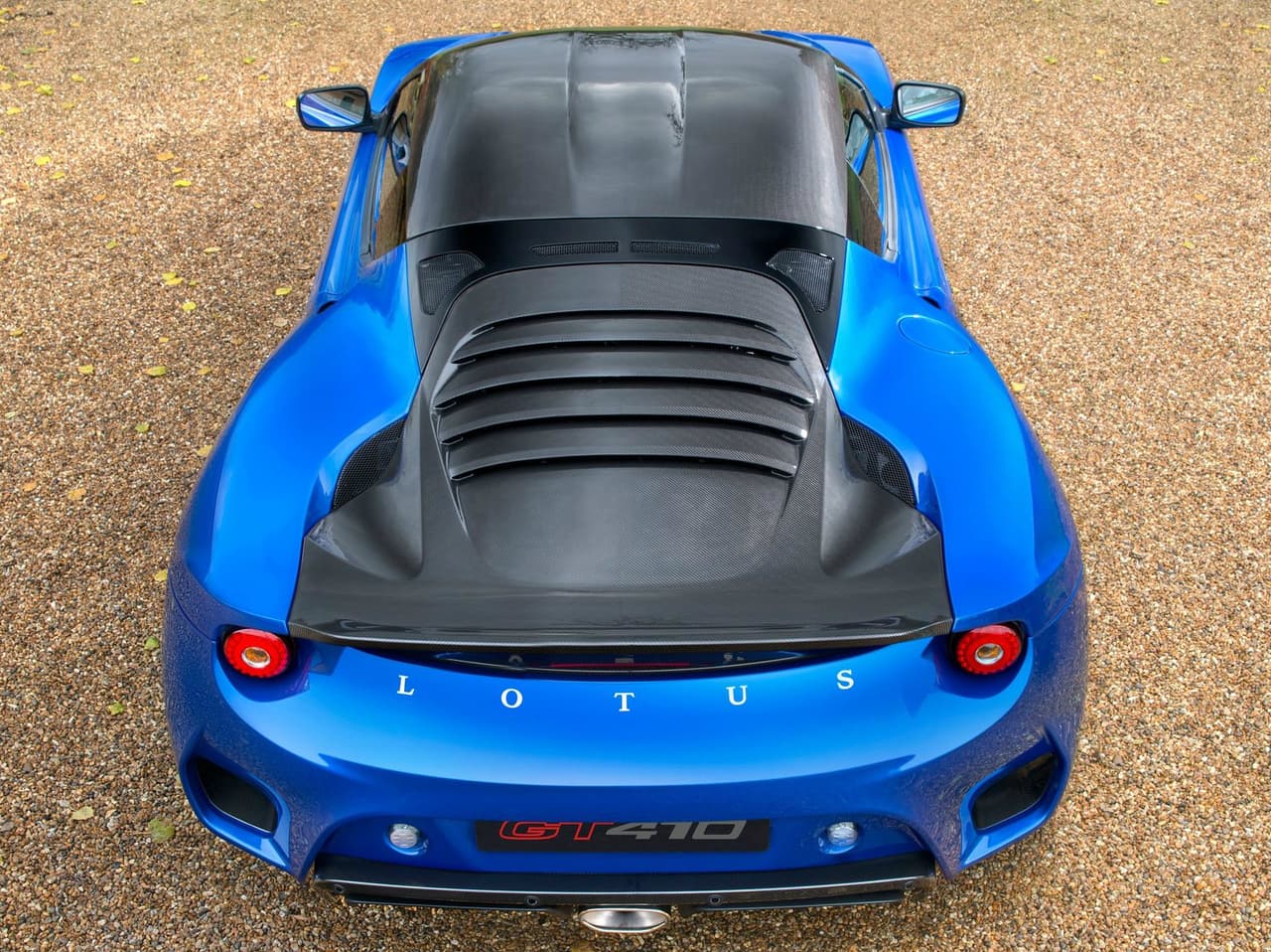 Es ligero por la presencia de fibra de carbono en ciertas zonas, como el techo, tablero y la puerta de la cajuela. 
<b>Su peso total es de 2859 libras.</b> Sin embargo, con la presencia (opcional) de escape de titanio y amortiguadores ligeros de aluminio Ohlins su peso puede reducirse a 2,769 libras.