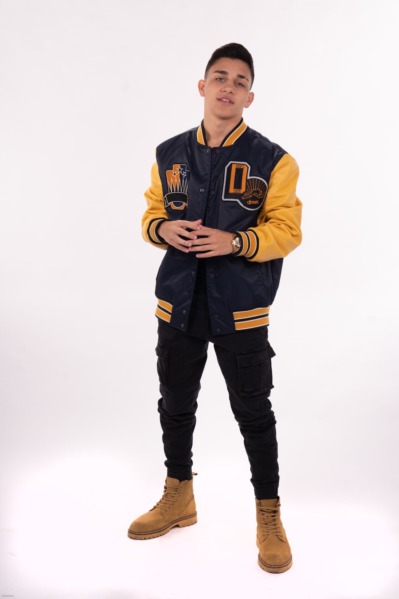 <b><h3 class="cms-H3-H3">Luis Vázquez</h3></b>
<br>También será parte del número El Gran Combo de Puerto Rico; adicionalmente cantará su tema ‘Tu Fan’. Luis está nominado por primera vez a Premios Juventud en las categorías La Nueva Generación – Masculina y Tropical Hit.
<br>