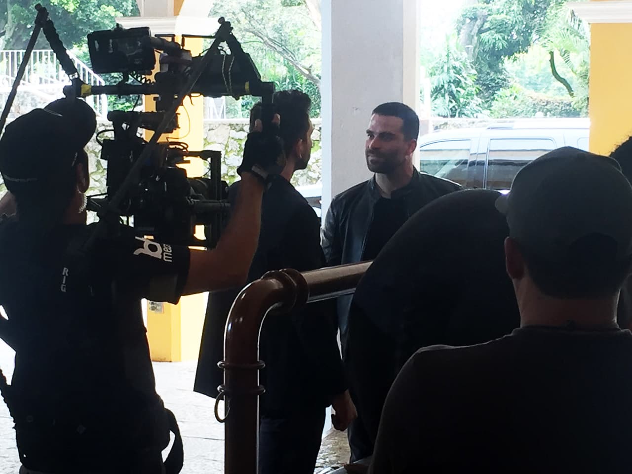 Por su parte, 
<b><a href="http://www.univision.com/series/la-piloto/arap-bethke-es-john-lucio">John Lucio</a></b> (
<b><a href="http://www.univision.com/temas/arap-bethke">Arap Bethke</a></b>) deseaba organizar una gran fiesta para celebrar a las azafatas de la aerolínea.