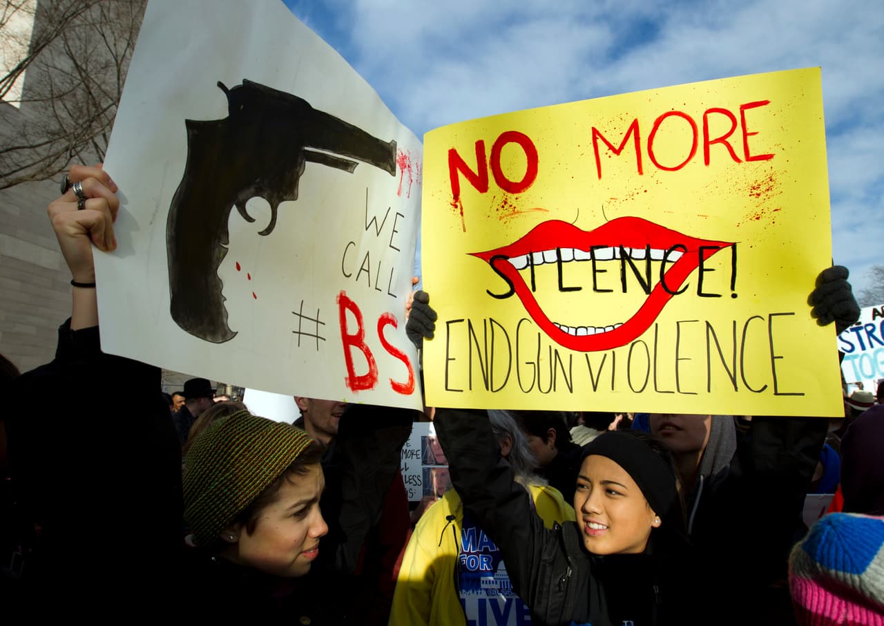 “No más silencio, terminen la violencia de las armas”, se lee en un cartel que lleva una manifestante en Washington DC.