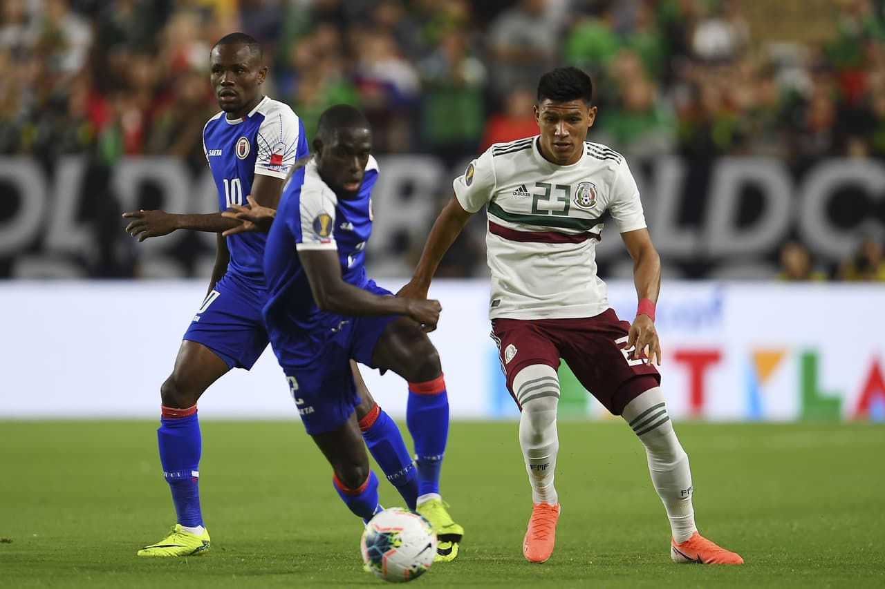 El equipo mexicano tardó un poco en hacerse con el control del esférico pero gradualmente fue 'asfixiando' a los haitianos para una presta recuperación de la pelota.