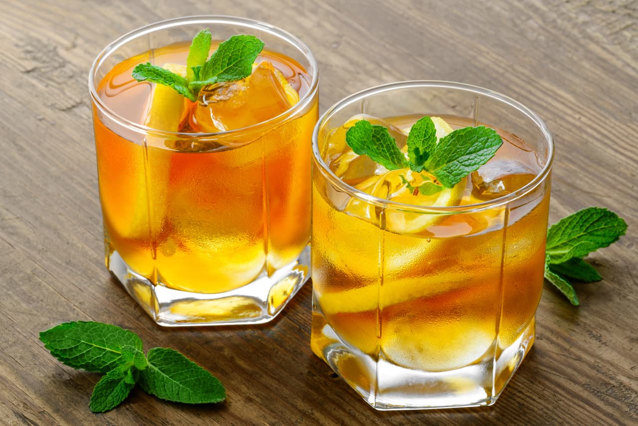 <b>El té </b>suele ser un aliado en la pérdida de peso, sin embargo, los que están embotellados contienen altos niveles de azúcares que solo provocarán que tu cintura se haga cada día más grande. Diversos estudios aseguran que para poder alcanzar los antioxidantes de un té casero deberías de beber 20 tés embotellados. 
<br>