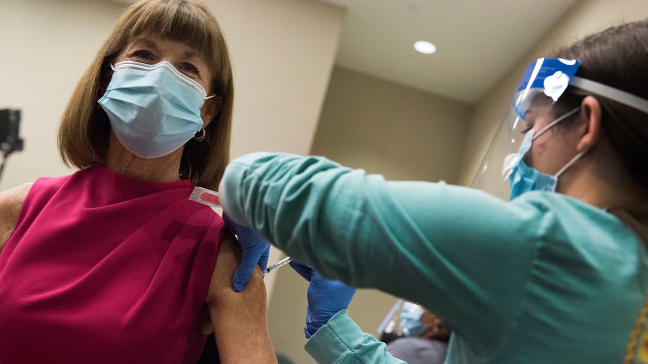 La vacuna de Pfizer requiere la aplicación de dos dosis con 21 días de diferencia y un almacenamiento con temperaturas de -94 grados Fahrenheit.