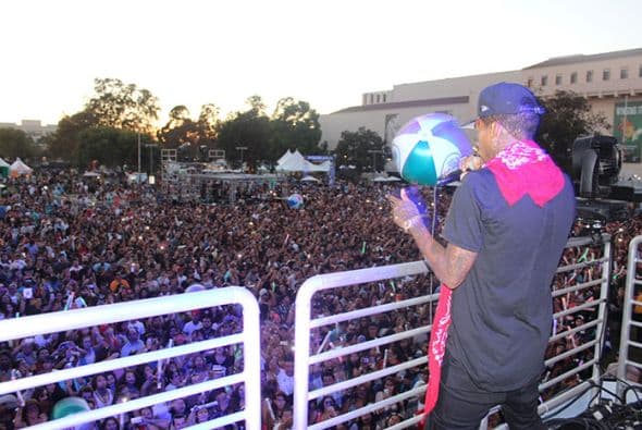 Kid Ink performed high above the crowd from the Coors Light stage! See exclusive pics of his high energy performance!