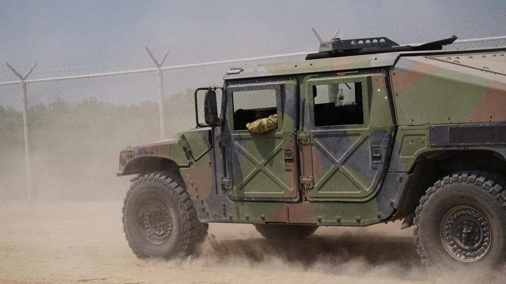 A un lado del Río Bravo, en Eagle Pass, las autoridades reforzaron la seguridad con la Guardia Nacional de Texas.