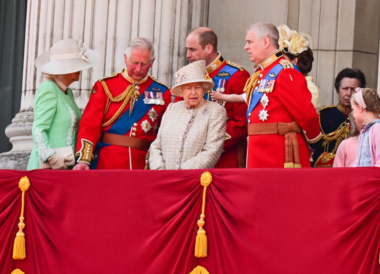 El periódico británico Daily Mail publicó en sus páginas que la decisión de alejar de sus labores reales al príncipe Andrew se dio por medio de su hermano, el príncipe Carlos, con autorización de su madre.