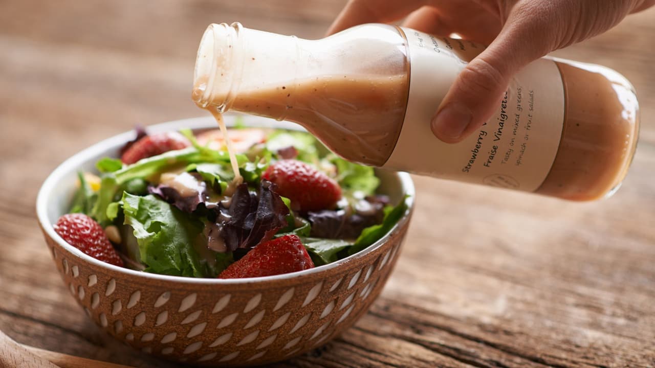 ¡No pongas tu aderezo al final! Sigue este hack para una ensalada perfecta