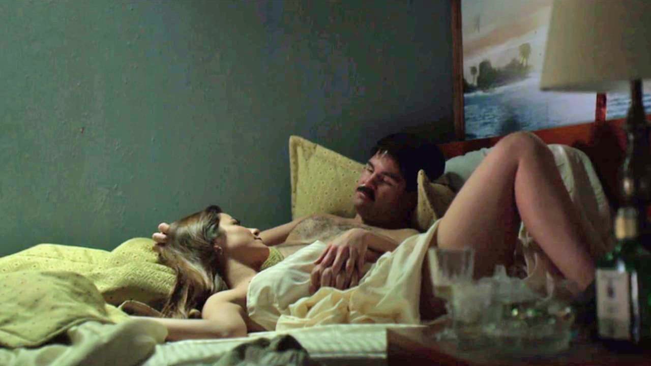 ‘El Chapo’ dejó atrás los días en la celda de 'Los Acolchonados' y a la temible 'Licenciada' que le hizo ver su suerte en el penal de Almoloya al final de la primera temporada. 
<b><a href="http://www.univision.com/series/el-chapo/resumen-de-el-chapo-capitulo-1-temporada-2-video" target="_blank">Joaquín Guzmán fue trasladado a Puente Grande, Jalisco</a></b> y se convirtió en el ‘rey’ del penal, la corrupción y los sobornos le permitieron “pasársela bien”, rodeado de todas las comodidades y privilegios.