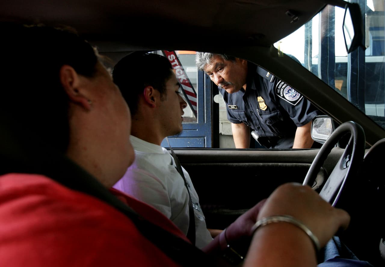 Quienes pasan en automóvil por el cruce de San Ysidro muchas veces deben esperar horas.