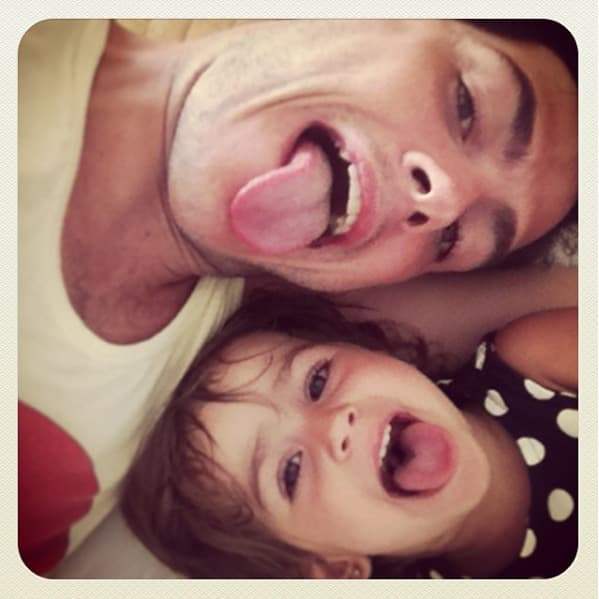 El actor ha compartido varias fotos en Instagram donde demuestra que es un papá muy divertido. Ella es Mila, la mayor.