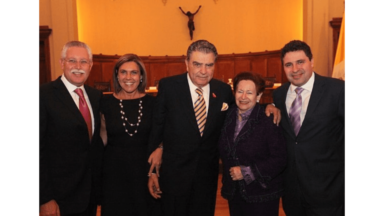 Don Francisco con su esposa e hijos