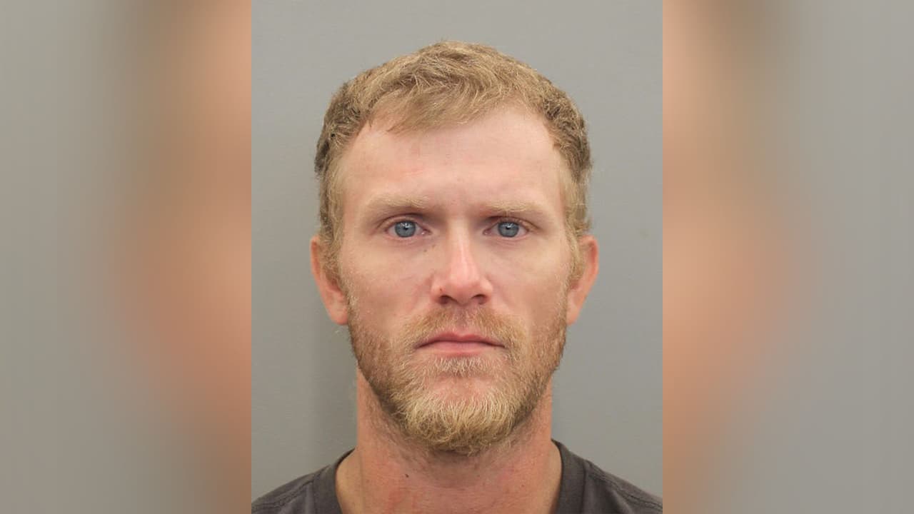 Tanner Alexander Aslip, está acusado de robo de entre $2,500 y $30,000.