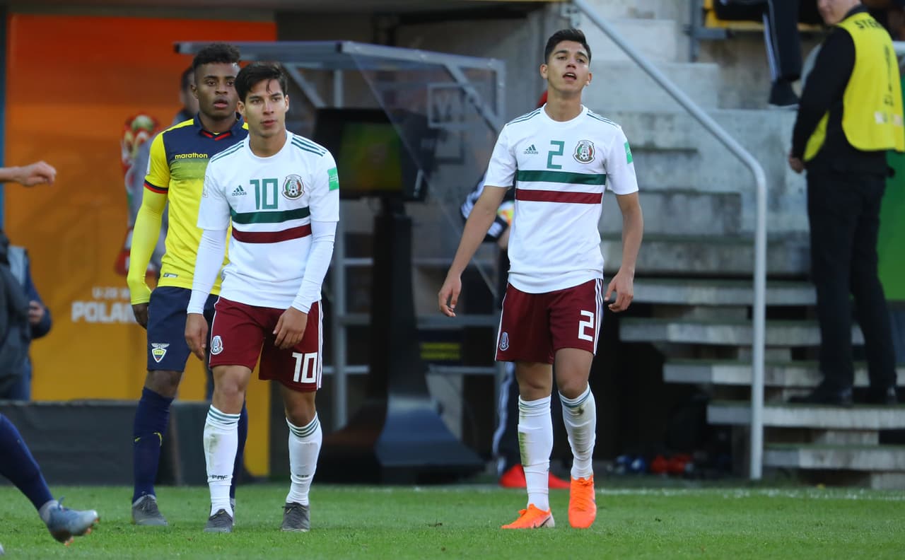 De hecho. el primer remate al arco en el segundo tiempo fue del joven del Betis. Pateó de zurda pero la pelota salió hacia el portero.
